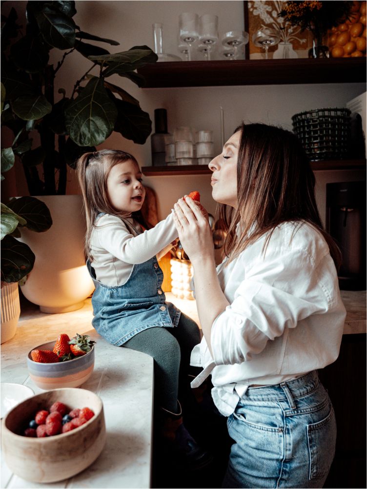 Charlotte en haar dochter in de keuken